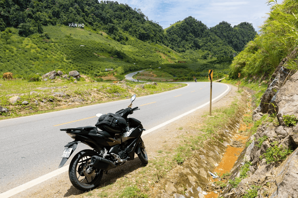 Riding a motorbike to O Quy Ho Pass is the best way to experience the thrill of the curving mountain routes (Source: Pexels)
